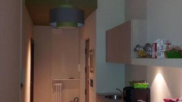 Kühlschrank, Mikrowelle, Wasserkocher mit Kaffee-/Teezubehör