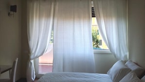 Premium bedding, minibar (free items), desk, cribs (free) - Trastevere Chic (Rome)