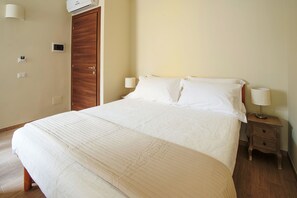 Double Room | Premium bedding, free minibar, desk, free cribs/infant beds - Trastevere Chic (Rome)