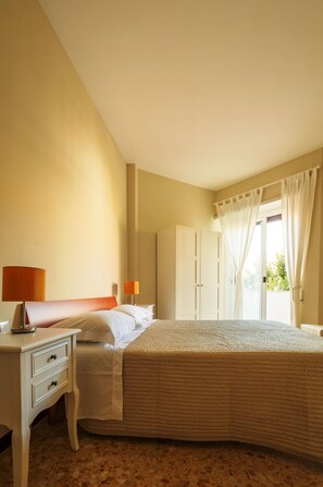 Premium bedding, free minibar, desk, free cribs/infant beds - Trastevere Chic (Rome)