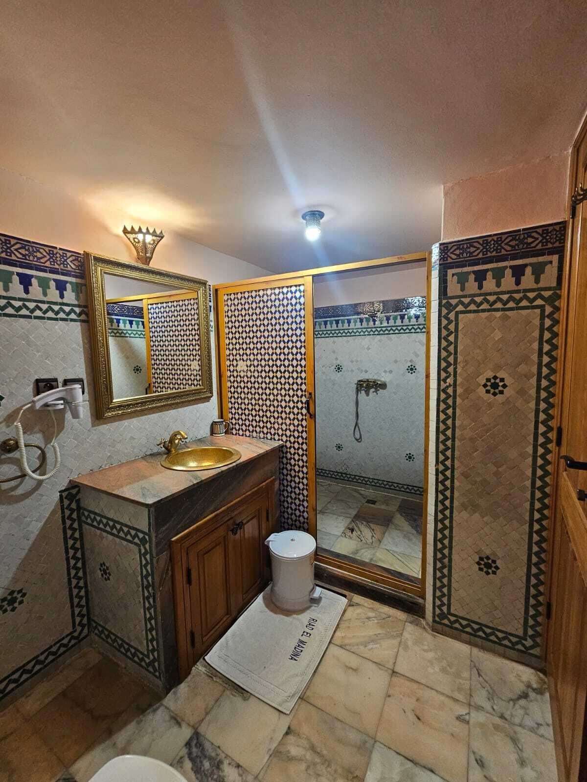Ducha, artículos de higiene personal gratuitos y secador de pelo