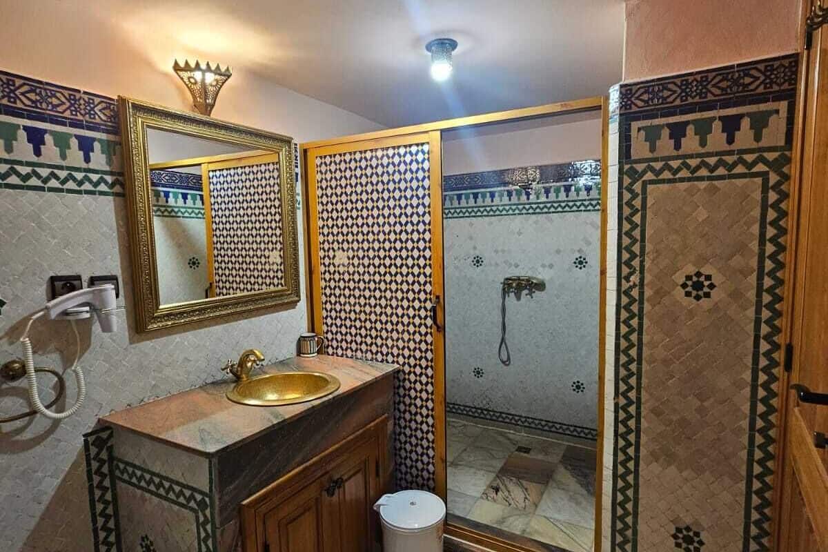 Ducha, artículos de higiene personal gratuitos y secador de pelo