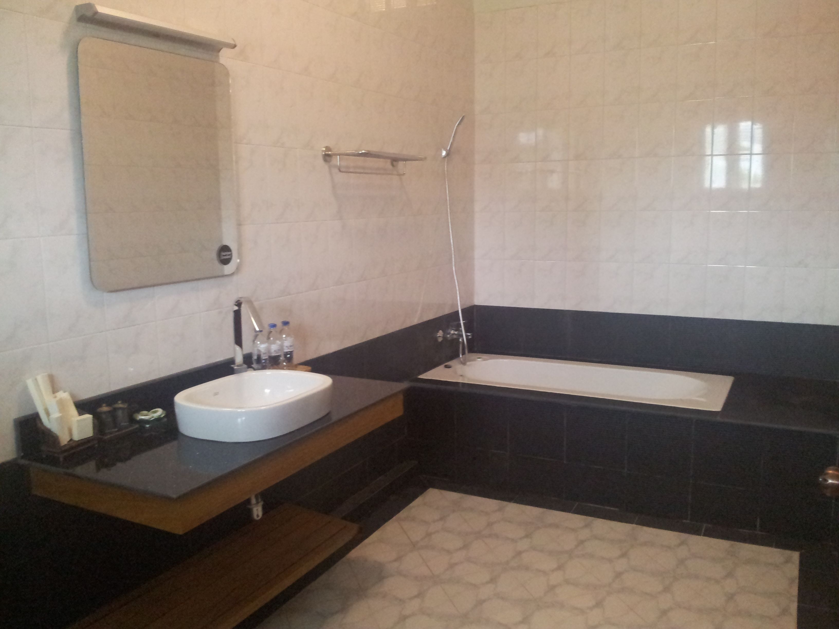 deluxe double or twin room, 1 double or 2 single beds, bathtub, courtyard view | bathroom | free toiletries, hair dryer, slippers, towels