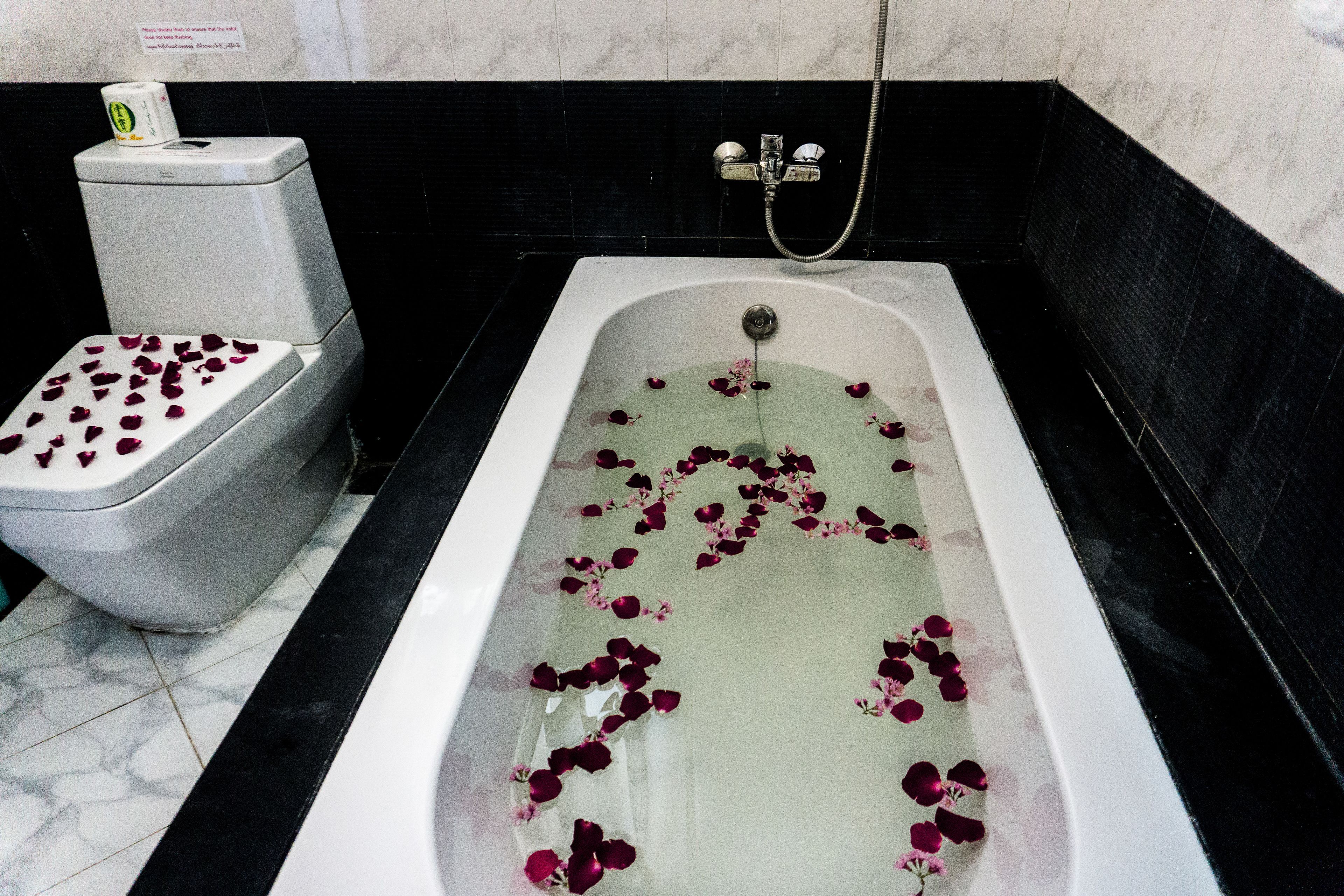 deluxe double or twin room, 1 double or 2 single beds, bathtub, courtyard view | bathroom shower