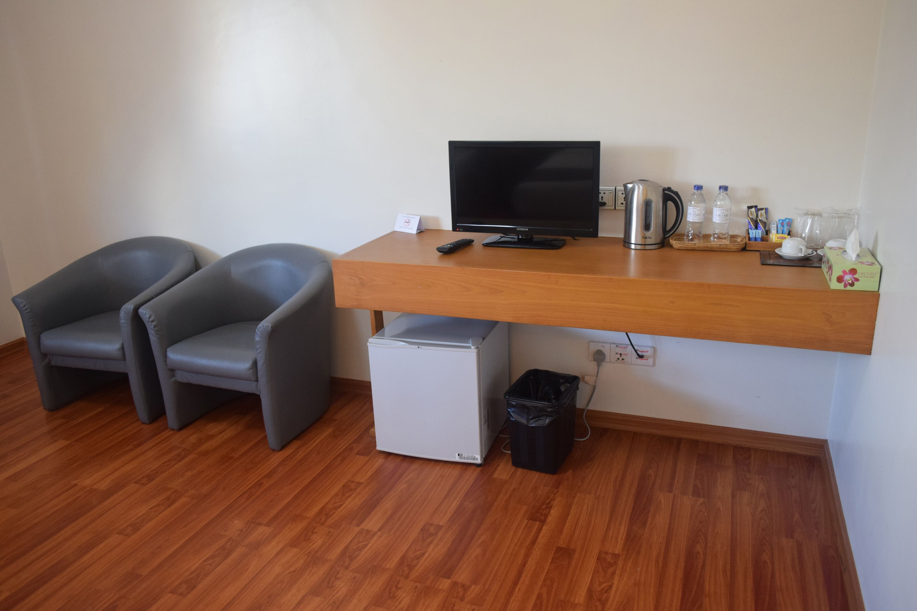 deluxe double or twin room, 1 double or 2 single beds, bathtub, courtyard view | room amenity