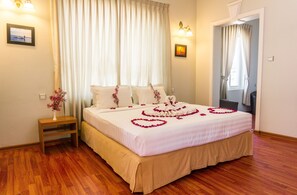 Camera Deluxe con letto matrimoniale o 2 letti singoli, 1 letto matrimoniale o 2 letti singoli | Minibar, una cassaforte in camera, una scrivania, tende oscuranti