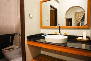 Kostenlose Toilettenartikel, Haartrockner, Hausschuhe, Handtücher