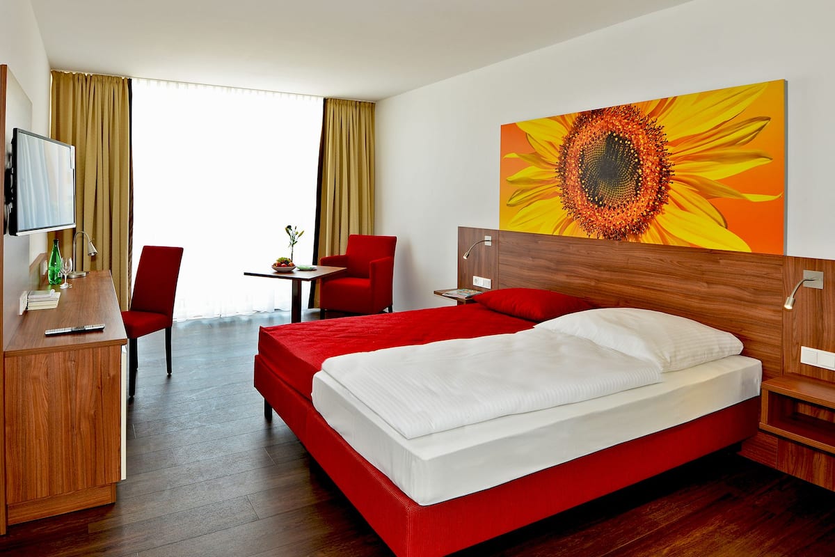 Cortinas blackout, insonorización, wifi gratis y ropa de cama