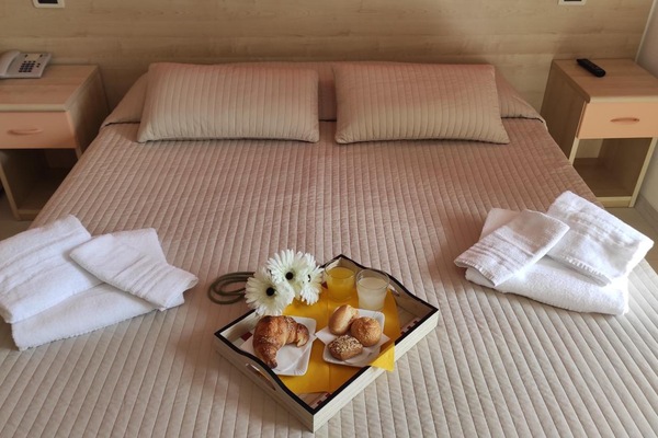Cofres nos quartos, escrivaninha, berços grátis, Wi-Fi de cortesia
