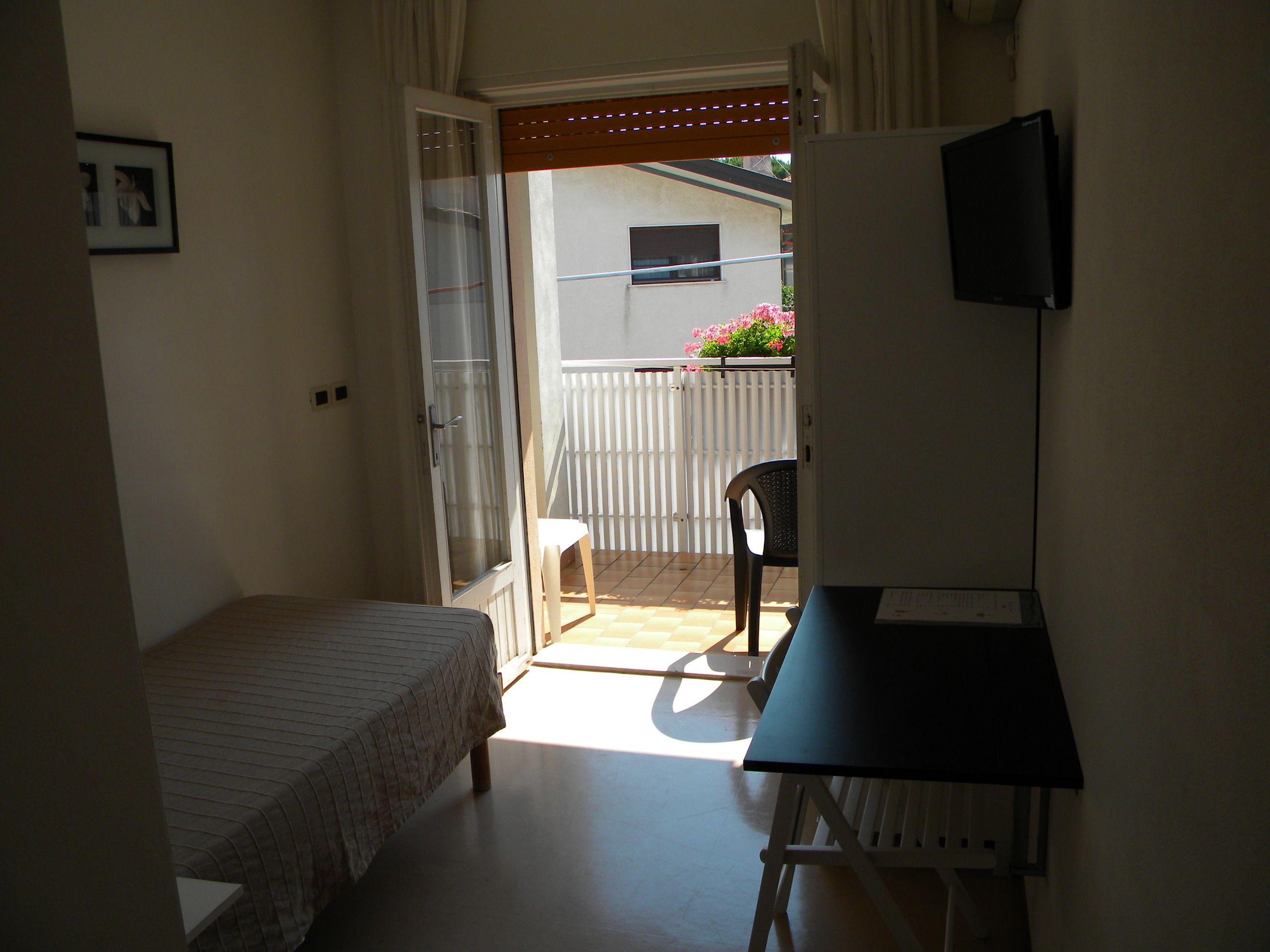 single room, balcony | in-room safe, desk, free cots/infant beds, free wifi
