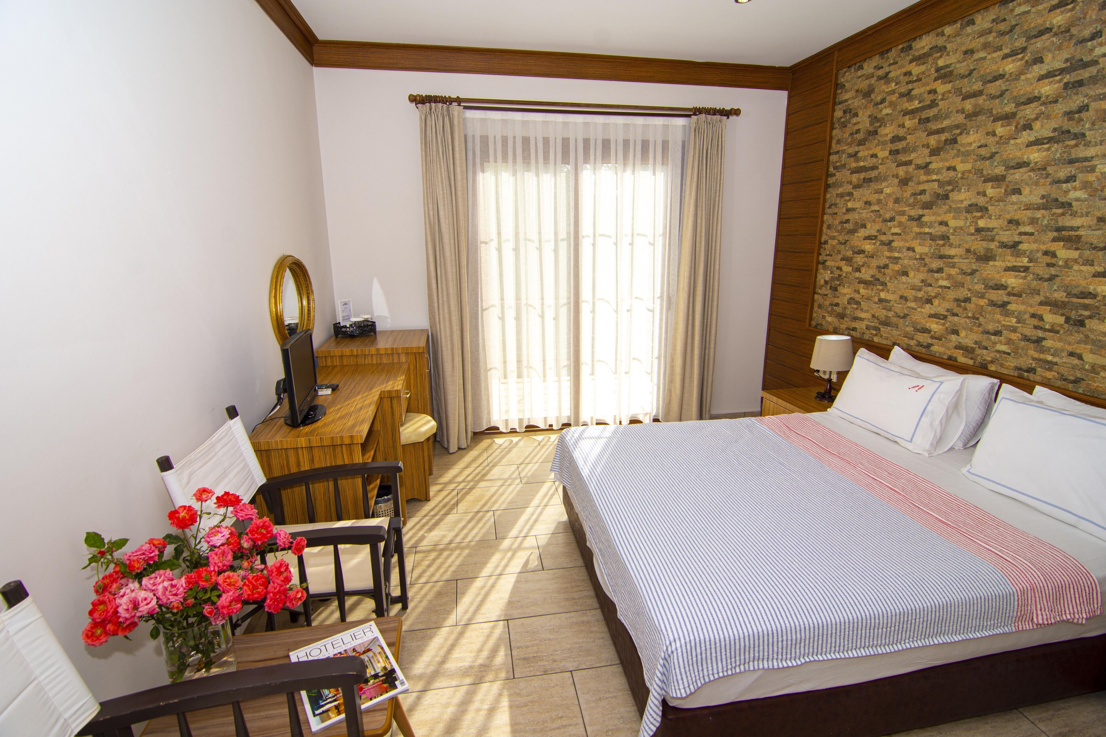 standard room | 1 bedroom, premium bedding, minibar, in-room safe