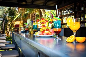 Bar en la piscina