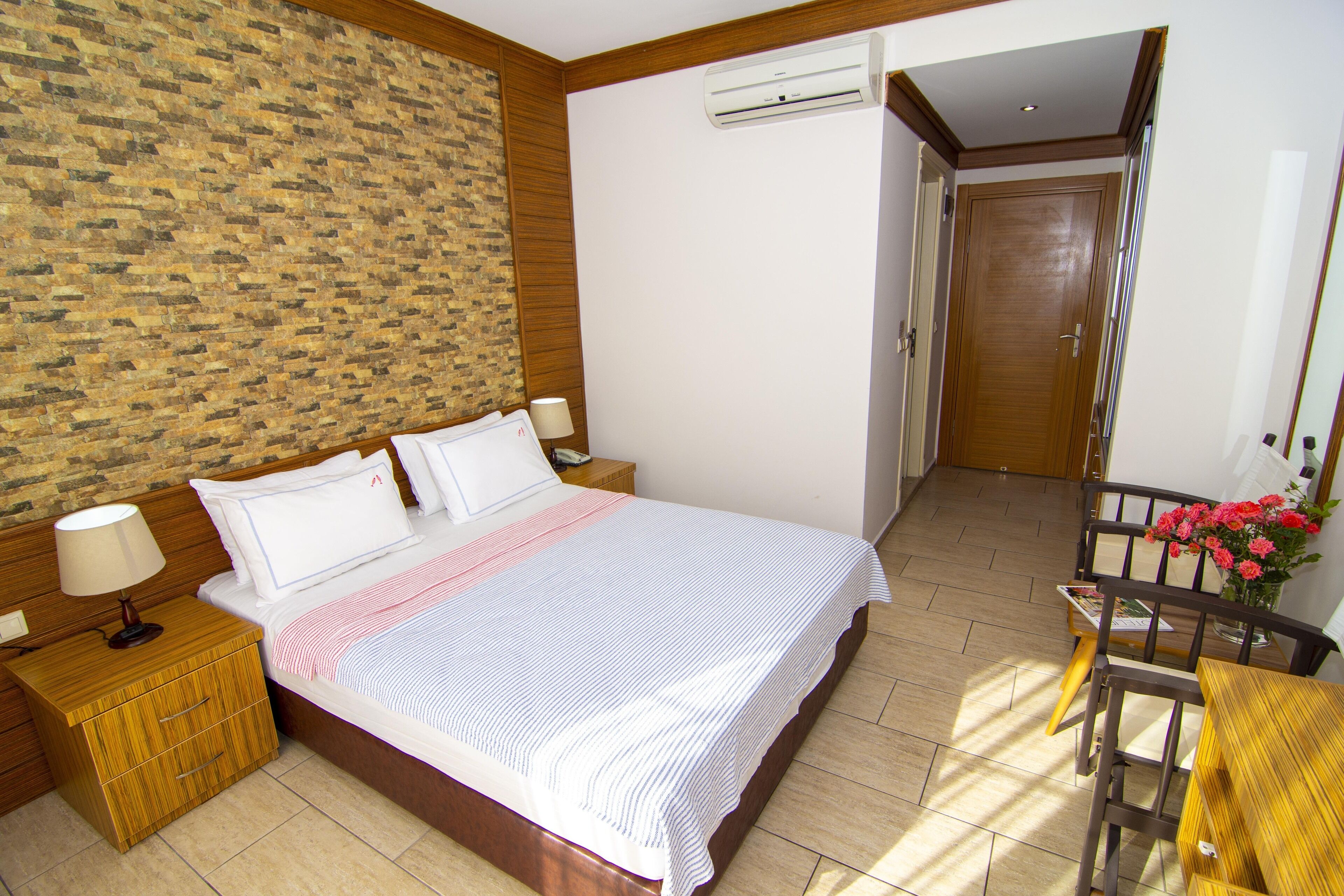 standard room | 1 bedroom, premium bedding, minibar, in-room safe