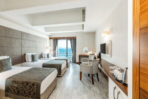 Standard-Dreibettzimmer | Hochwertige Bettwaren, Minibar, Zimmersafe, Schreibtisch