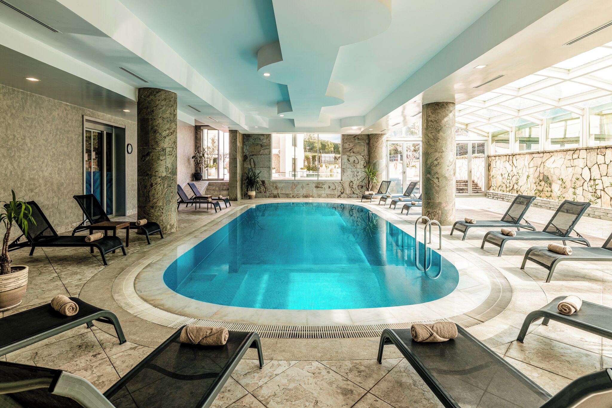 Una piscina techada, una piscina al aire libre de temporada