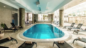Una piscina techada, una piscina al aire libre de temporada
