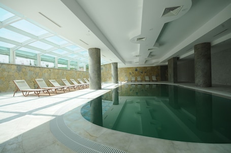 Indoor pool, seasonal outdoor pool, free cabanas, pool umbrellas