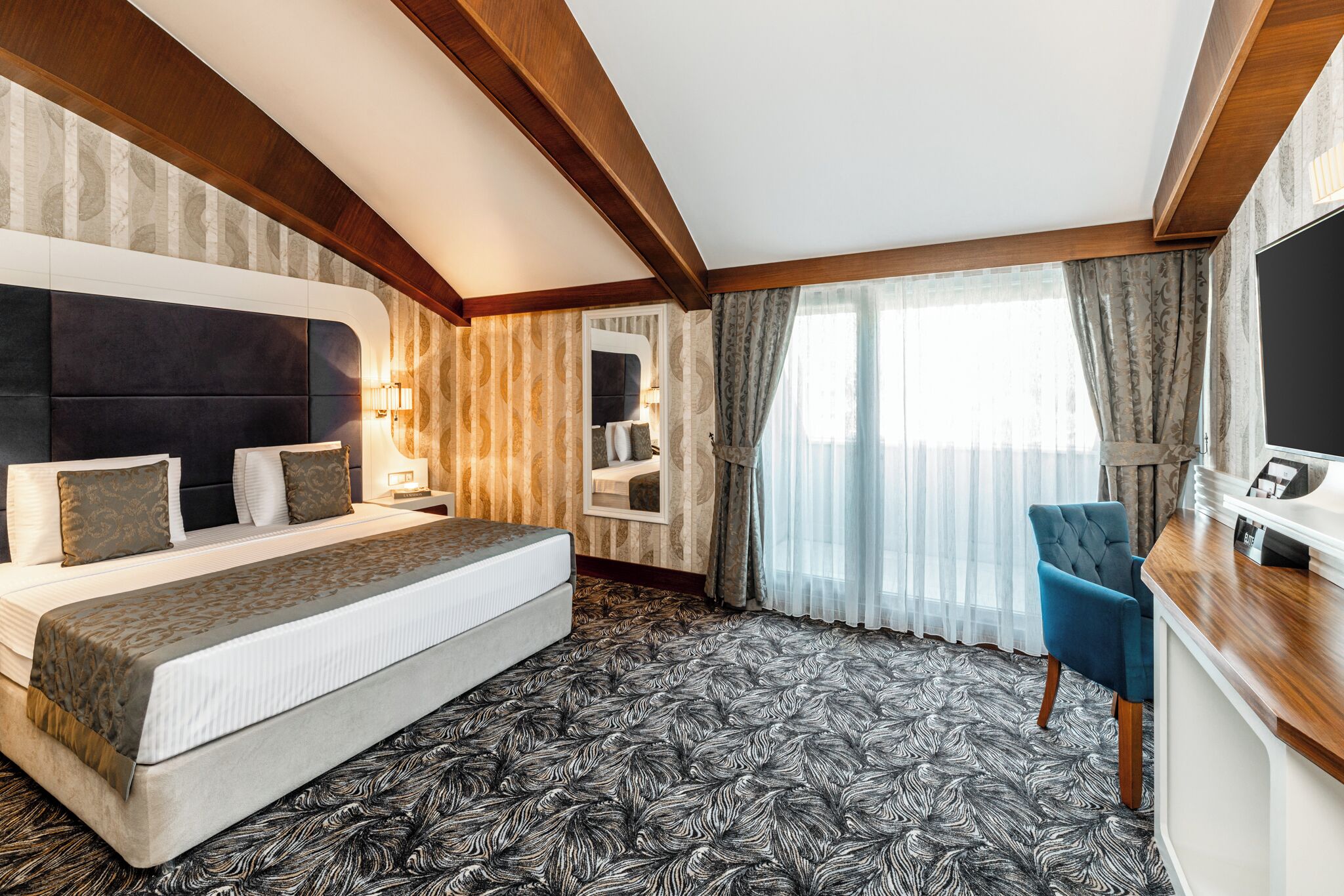 King Suite | Premium bedding, minibar, in-room safe, desk