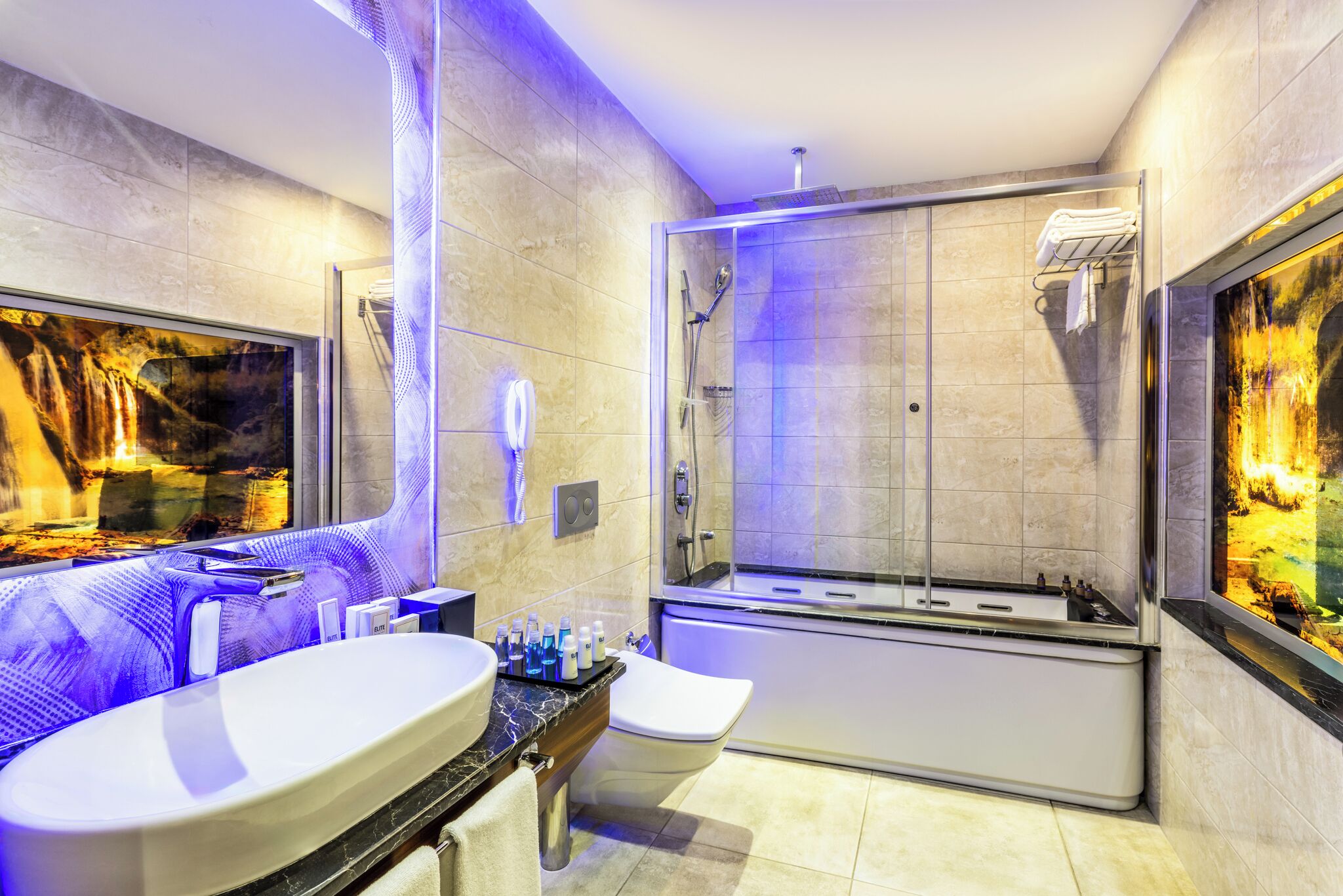 King Suite | Bathroom | Free toiletries, hair dryer, slippers, towels