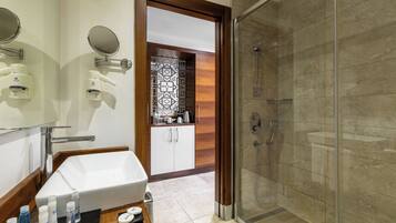 Standard Triple Room | Premium bedding, minibar, in-room safe, desk