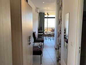 Apartamento, 1 habitación | Zona de estar | Televisión de pantalla plana de 40 pulgadas con canales digitales