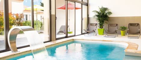 Piscine extérieure (ouverte en saison), parasols de plage