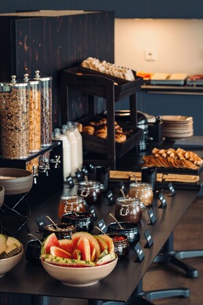 Free daily continental breakfast - Geo Hotel Grindavik (Grindavik)
