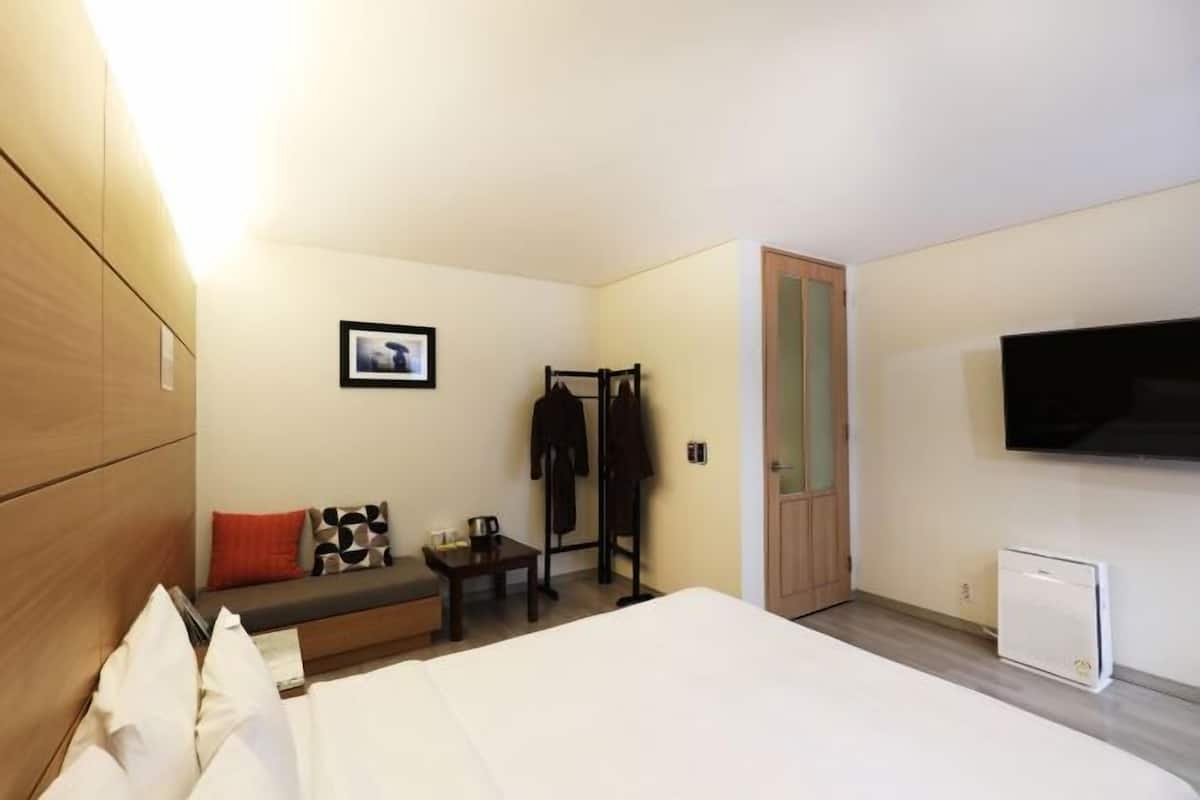 1 bedroom, down comforters, blackout drapes, free WiFi