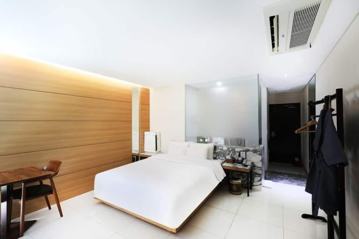 1 bedroom, down duvets, blackout curtains, free WiFi