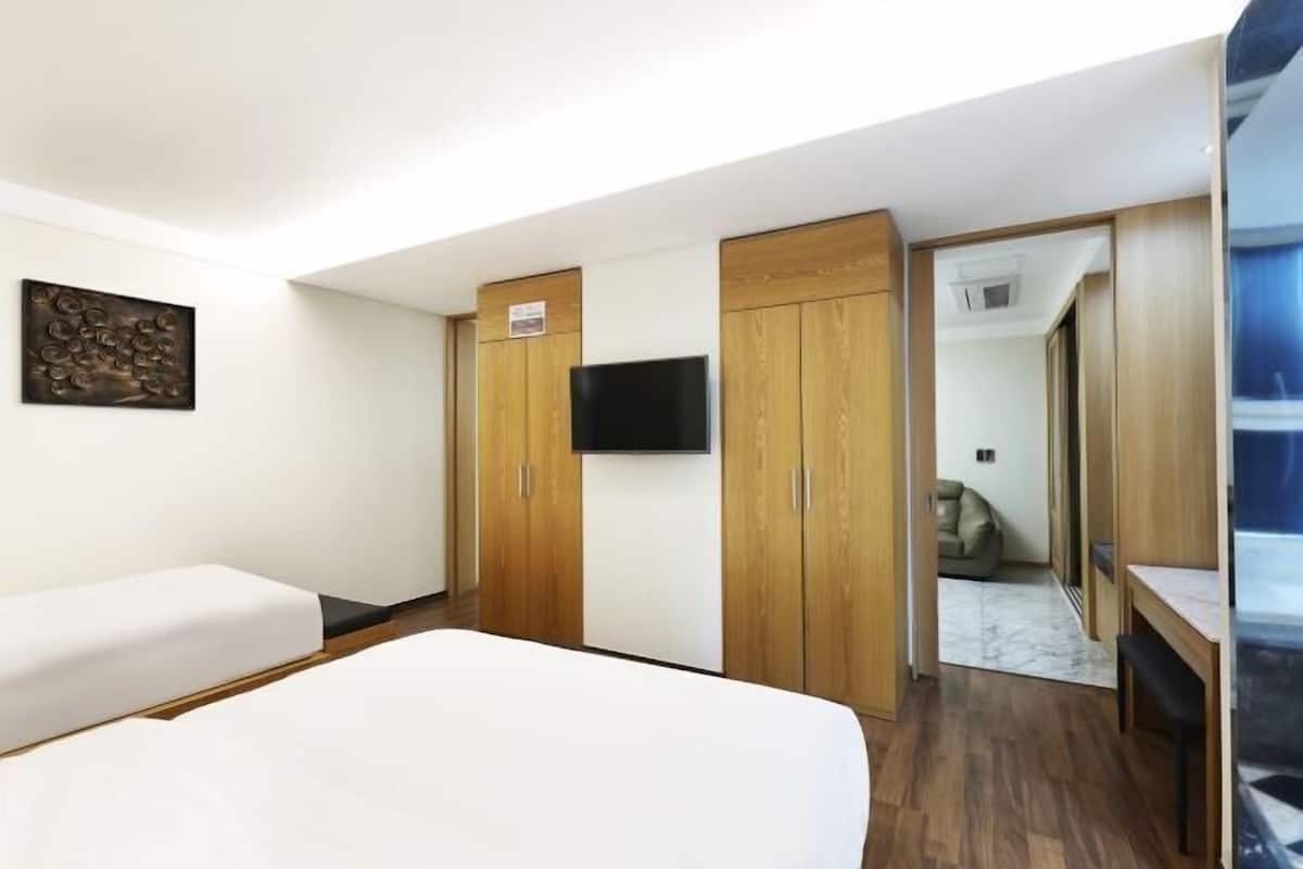 1 bedroom, down comforters, blackout drapes, free WiFi