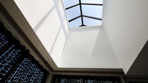 A skylight with a geometric design, a white ceiling, and a patterned window blind. - Sorae Tourist Hotel Cacao (Incheon)