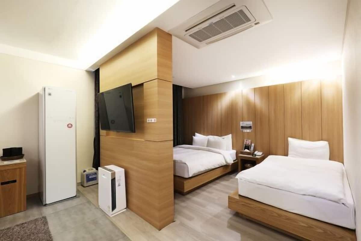 1 bedroom, down comforters, blackout drapes, free WiFi