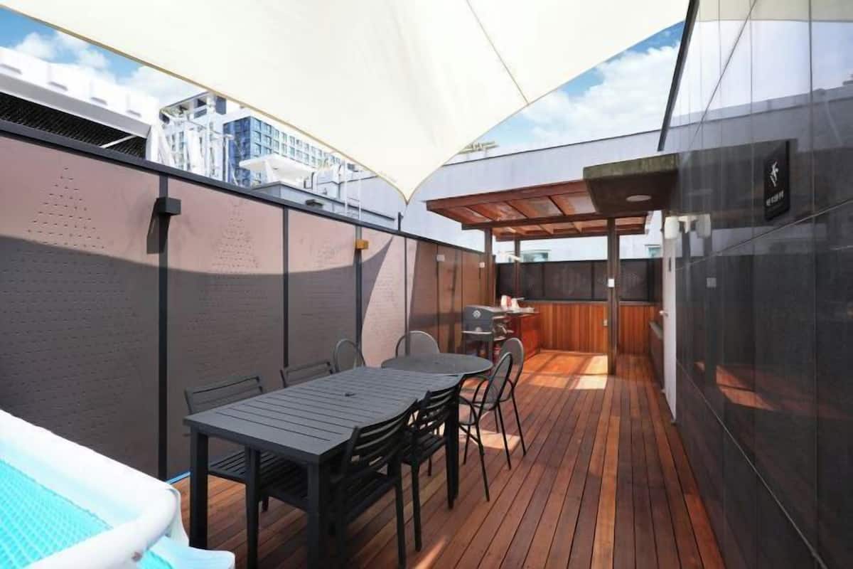 Outdoor dining | Breakfast served