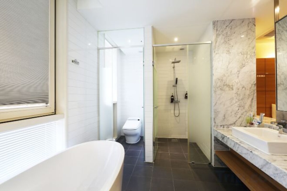Bathroom | Free toiletries, hair dryer, bathrobes, slippers