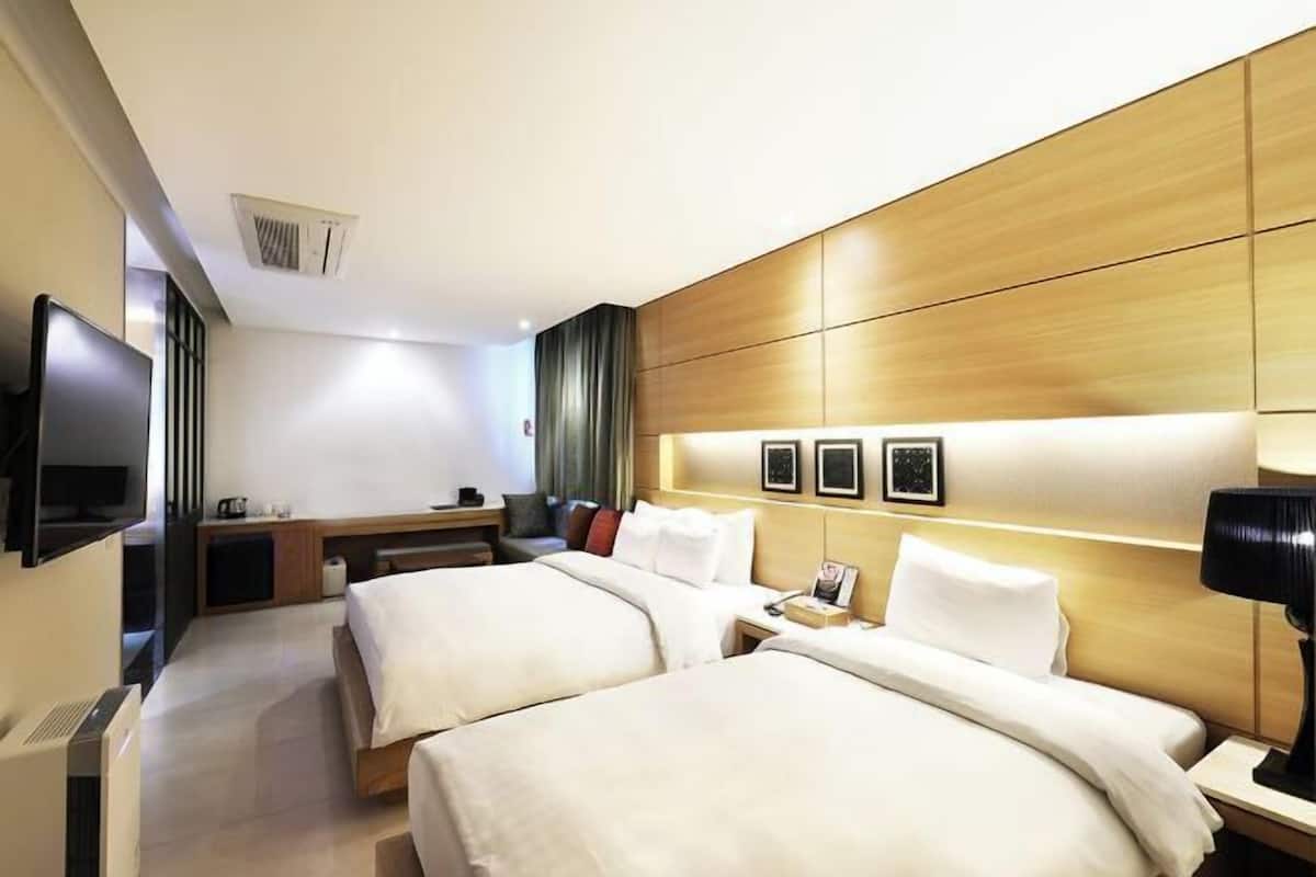 1 bedroom, down comforters, blackout drapes, free WiFi