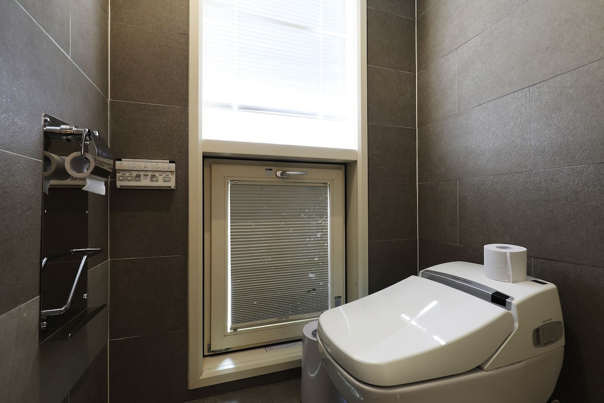 Gratis toiletartikler, hårtørrer, badekåber, hjemmesko