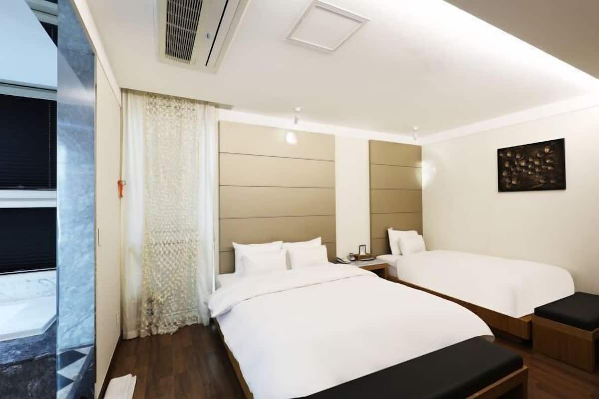 1 bedroom, down duvets, blackout curtains, free WiFi