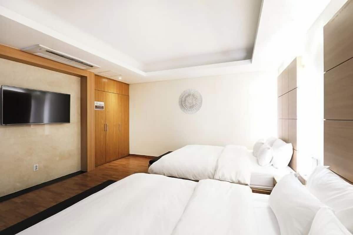 1 bedroom, down comforters, blackout drapes, free WiFi