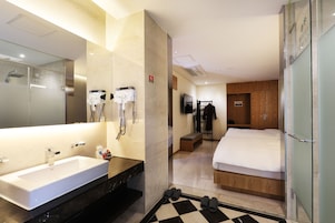 Cacao VIP (Air purifier, Styler) | Kamar mandi | Perlengkapan mandi gratis, pengering rambut, jubah mandi, dan sandal