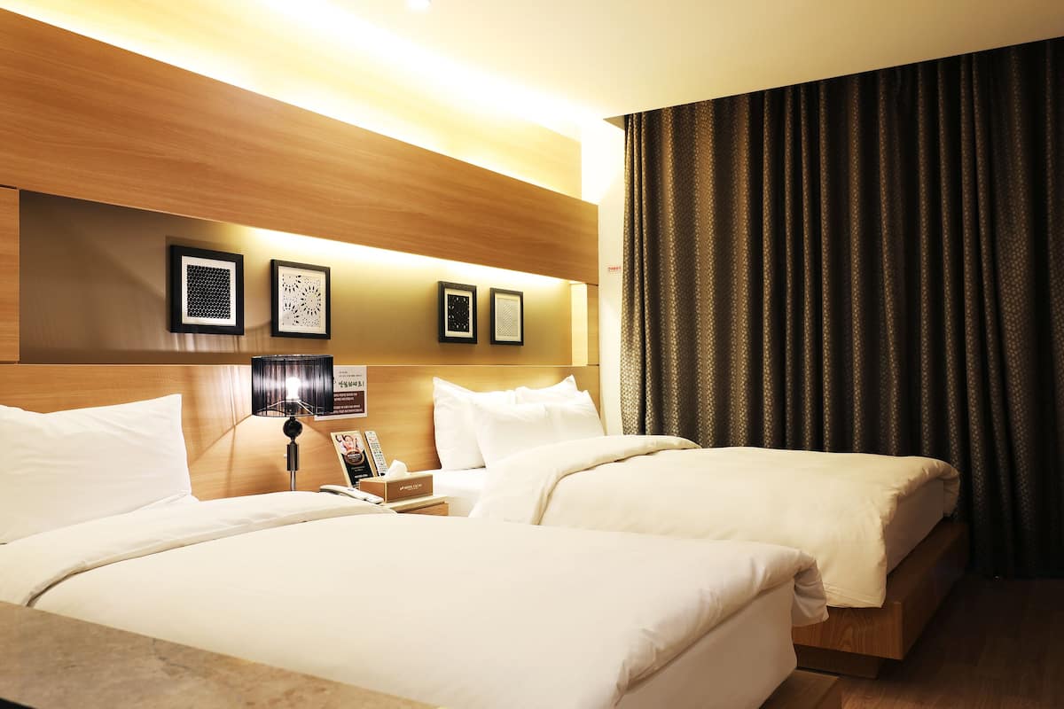 Cacao Suite (Air purifier, Styler) | 1 bedroom, down comforters, blackout drapes, free WiFi