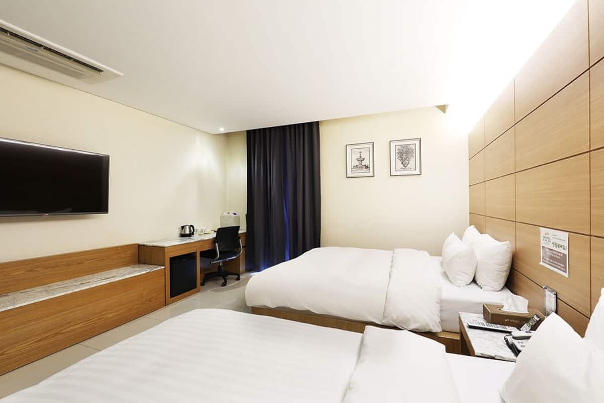 Standard Twin (Air purifier) | 1 bedroom, down comforters, blackout drapes, free WiFi