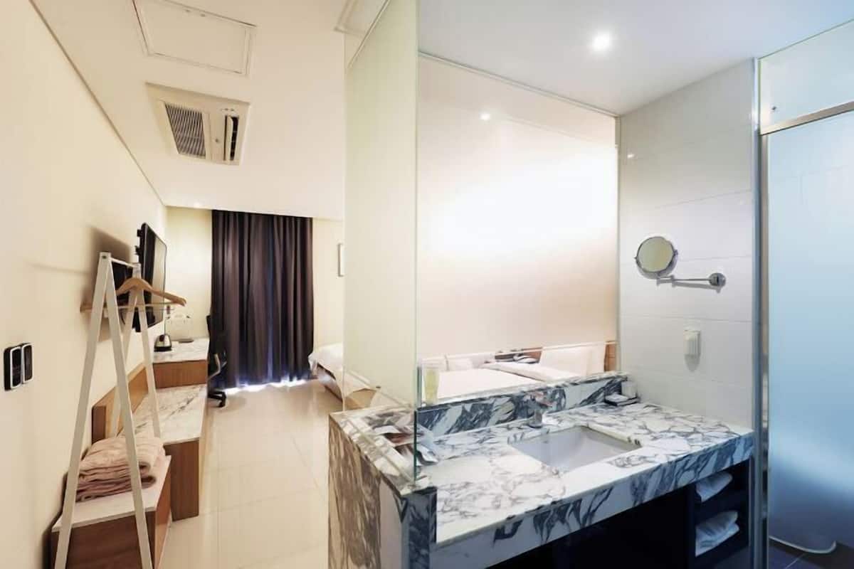 1 bedroom, down comforters, blackout drapes, free WiFi