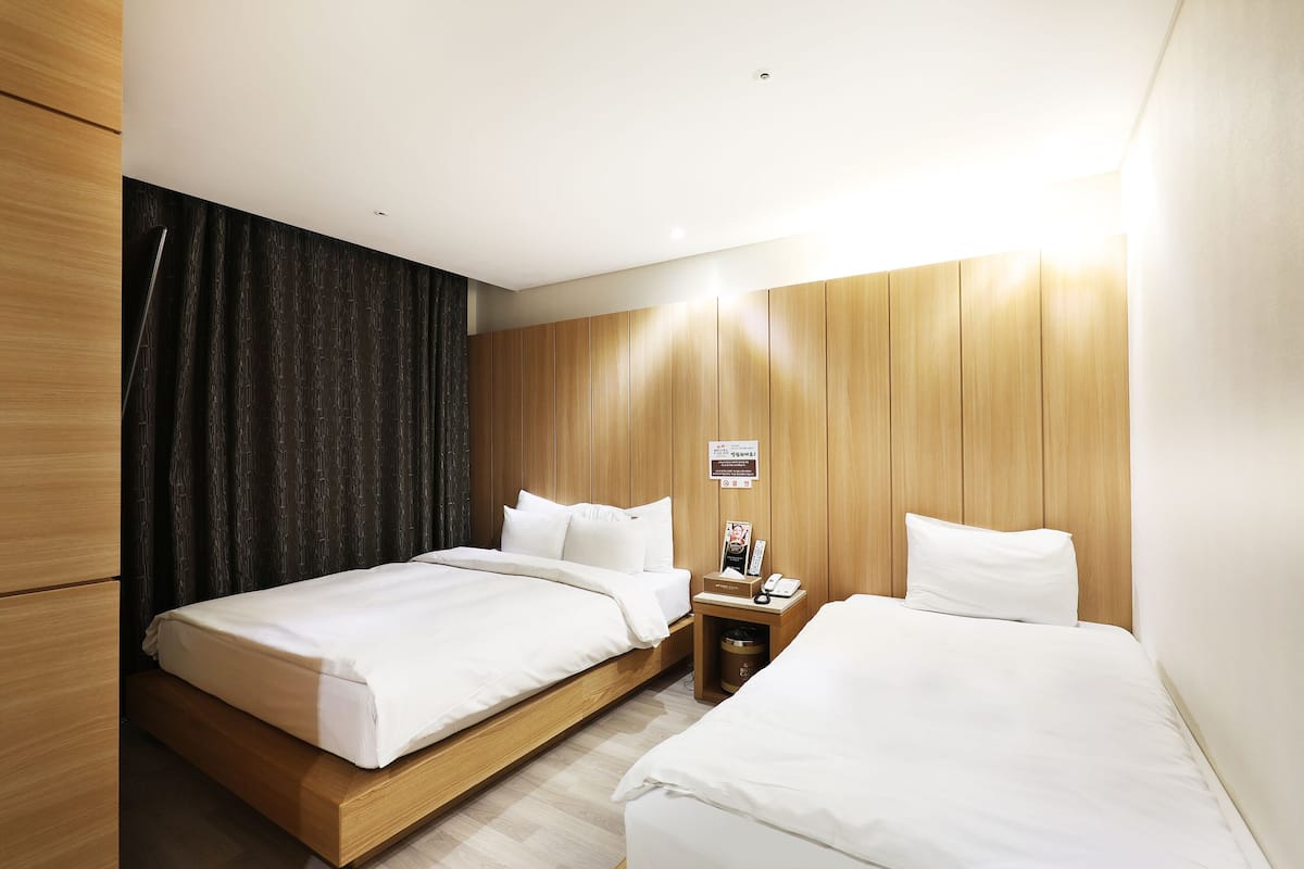 Cacao Suite (Air purifier, Styler) | 1 bedroom, down comforters, blackout drapes, free WiFi