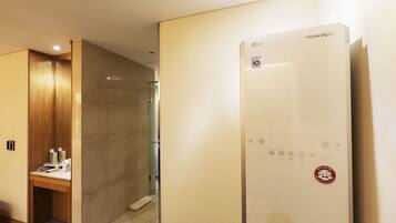 Cacao Suite (Air purifier, Styler) | 1 bedroom, down comforters, blackout drapes, free WiFi