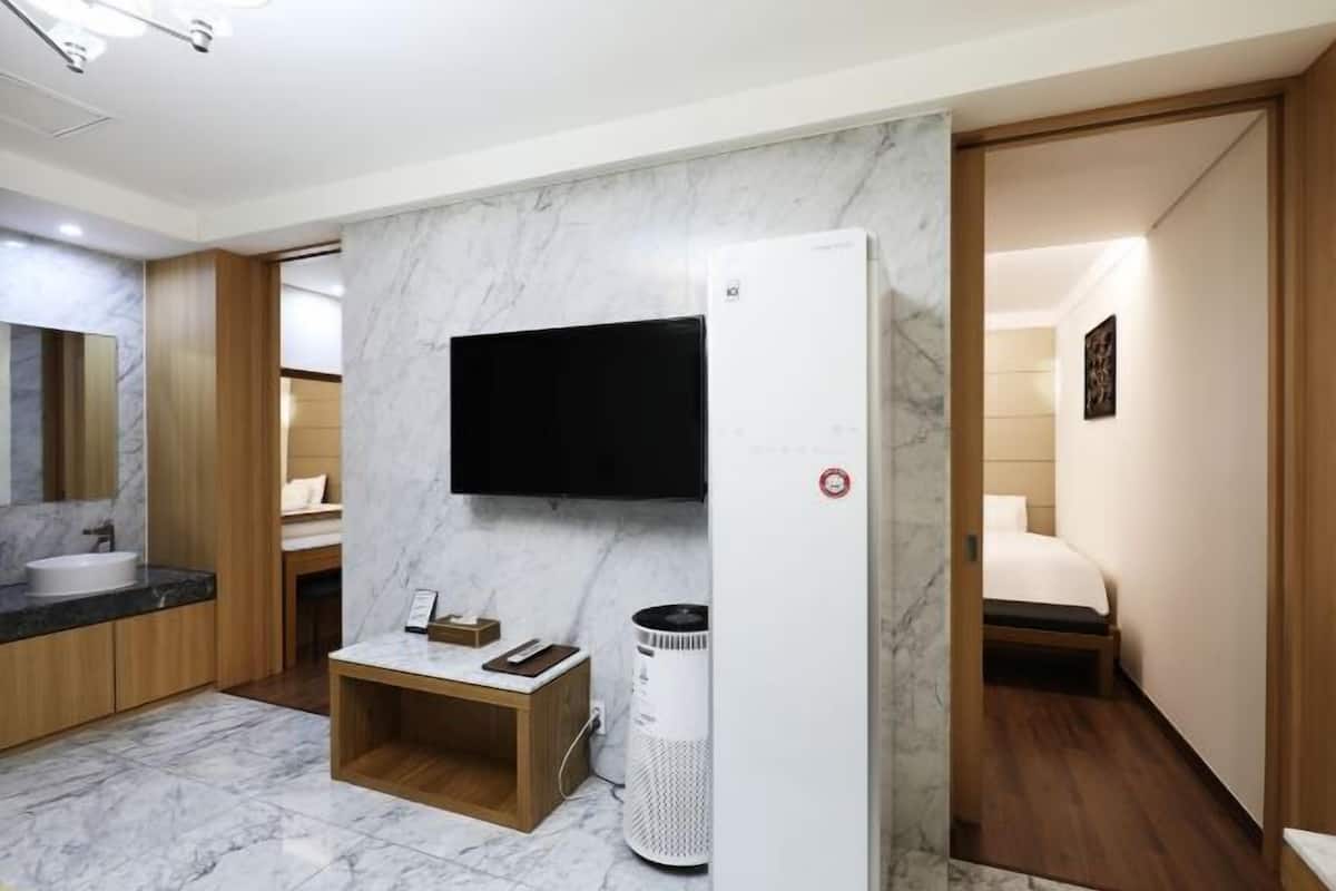 1 bedroom, down comforters, blackout drapes, free WiFi