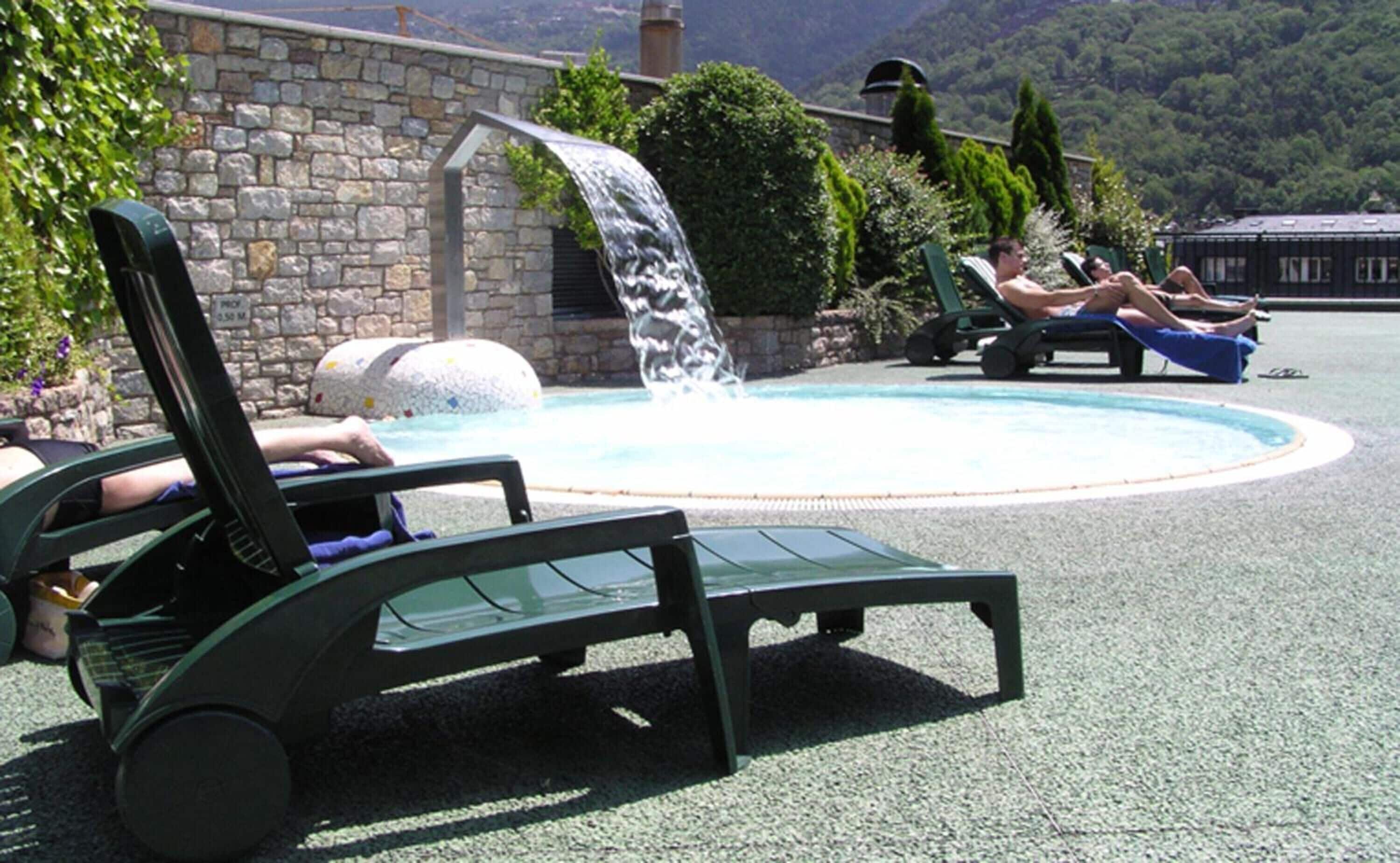 Een binnenzwembad, een seizoensgebonden buitenzwembad