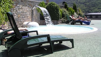 Een binnenzwembad, een seizoensgebonden buitenzwembad