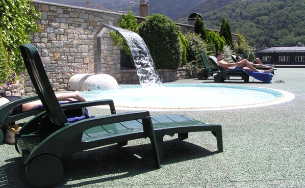 Innenpool, Außenpool (je nach Saison geöffnet), Liegestühle