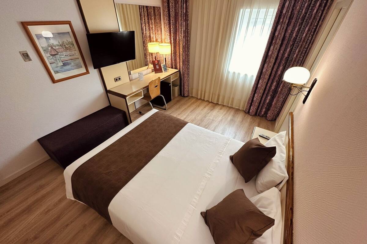 standard double room single use | 1 bedroom, in-room safe, desk, laptop workspace