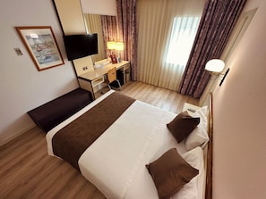 In-room safe, desk, laptop workspace, soundproofing - Hotel Andorra Palace (Andorra la Vella)